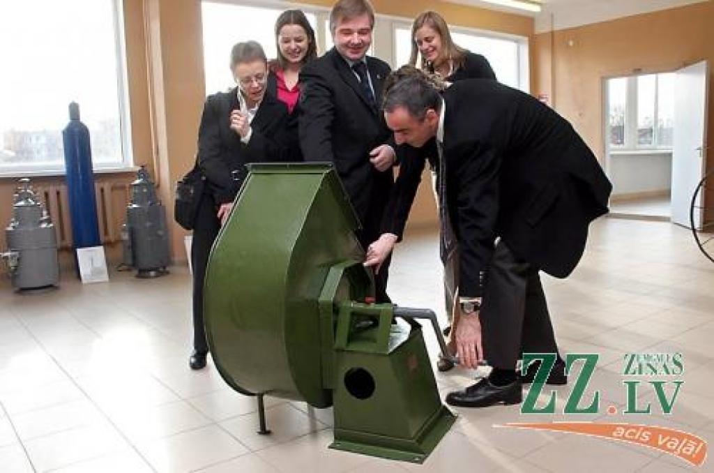 Jelgavas reģionālā Pieaugušo izglītības centra Metālapstrādes apmācības filiāles vadītājs Māris Ernstsons (centrā) stāsta, ka Jelgavā metināšanu un programmējamo metālapstrādes darbgaldu operatora amatu ik gadu apgūst ap astoņdesmit audzēkņu.
Autors: Agris Samcovs.