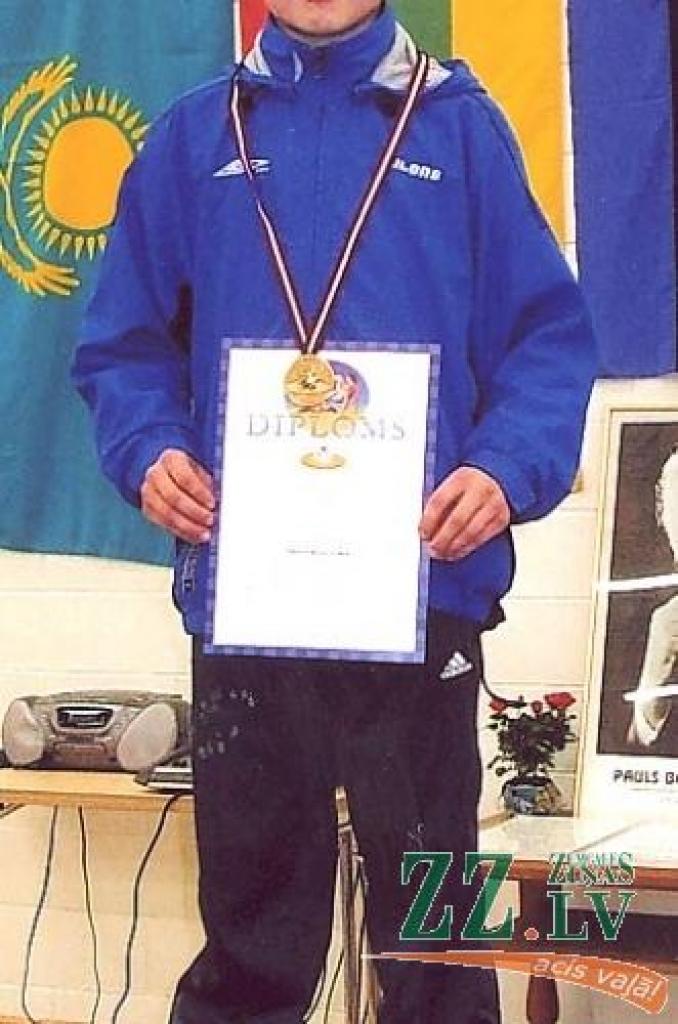 Edgars Batkovskis (– 31 kg) ceļā līdz zelta medaļai pieveica divus igauņus, divus lietuviešus un vienu latviešu cīkstoni no Daugavpils. 
Autors: Boļeslavs Matusevičs. 