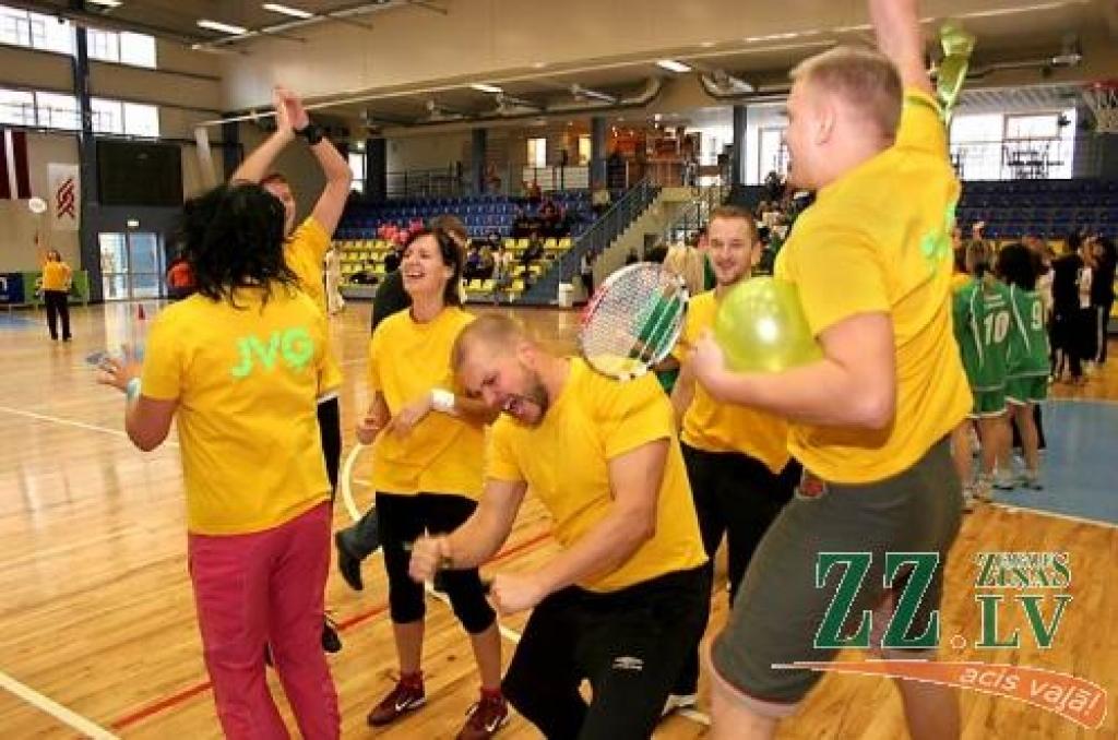 Sacensību uzvarētāji - Jelgavas Valsts ģimnāzijas skolotāju komanda.
Autors: Agris Samcovs.