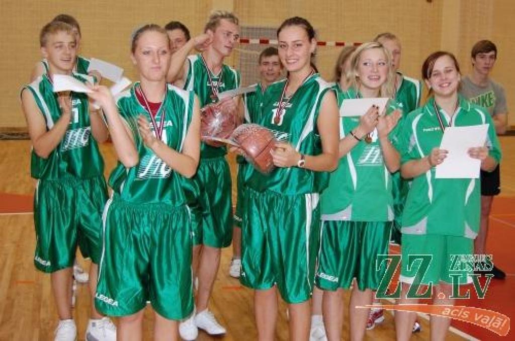 Priecīgie uzvarētāji ar saņemtajām balvām.
Autors: No 1.ģimnāzijas arhīva.