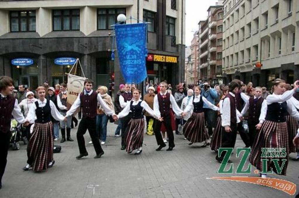 Rekorddejā piedalās Jelgavas pilsētas pašvaldības aģentūras «Kultūra» jauniešu deju kolektīvs «Vēja zirdziņš».
Autors: Agris Samcovs.