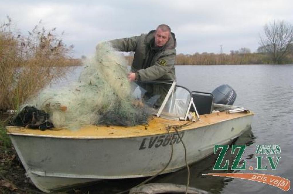 Valsts vides dienesta Jūras un iekšējo ūdeņu pārvaldes Jelgavas Kontroles sektora inspektors Aigars Ostrovskis ar naktī uz piektdienu konfiscētajiem maluzvejnieku tīkliem, kuru kopgarums sasniedz 1,2 kilometrus. 
Autors: Edgars Sauka.