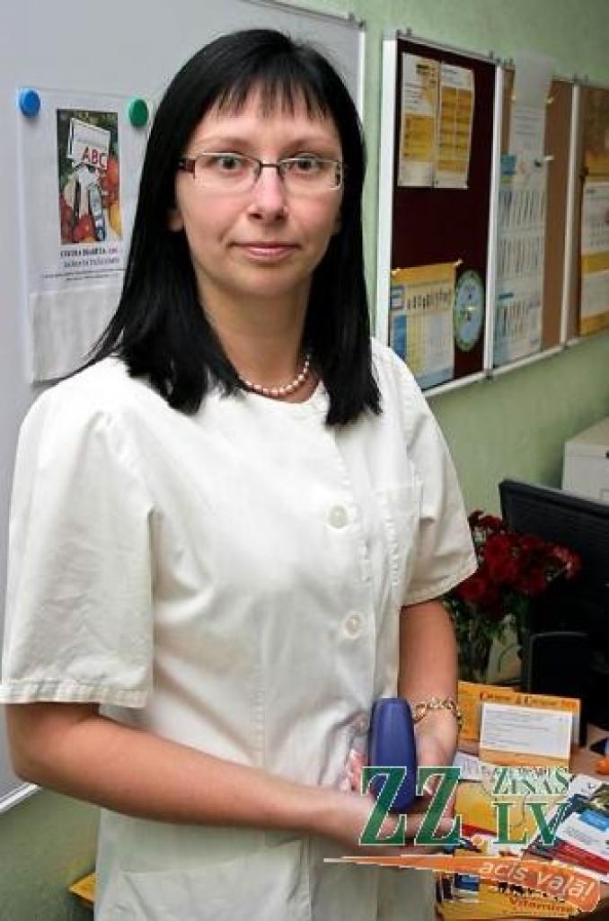 Inese Pavliņa stāsta, ka ar prieku pieņēmusi piedāvājumu strādāt Jelgavas poliklīnikā, kas ir viņas dzimtā pilsēta un kur dzīvo vecāki.
Autors: Agris Samcovs. 