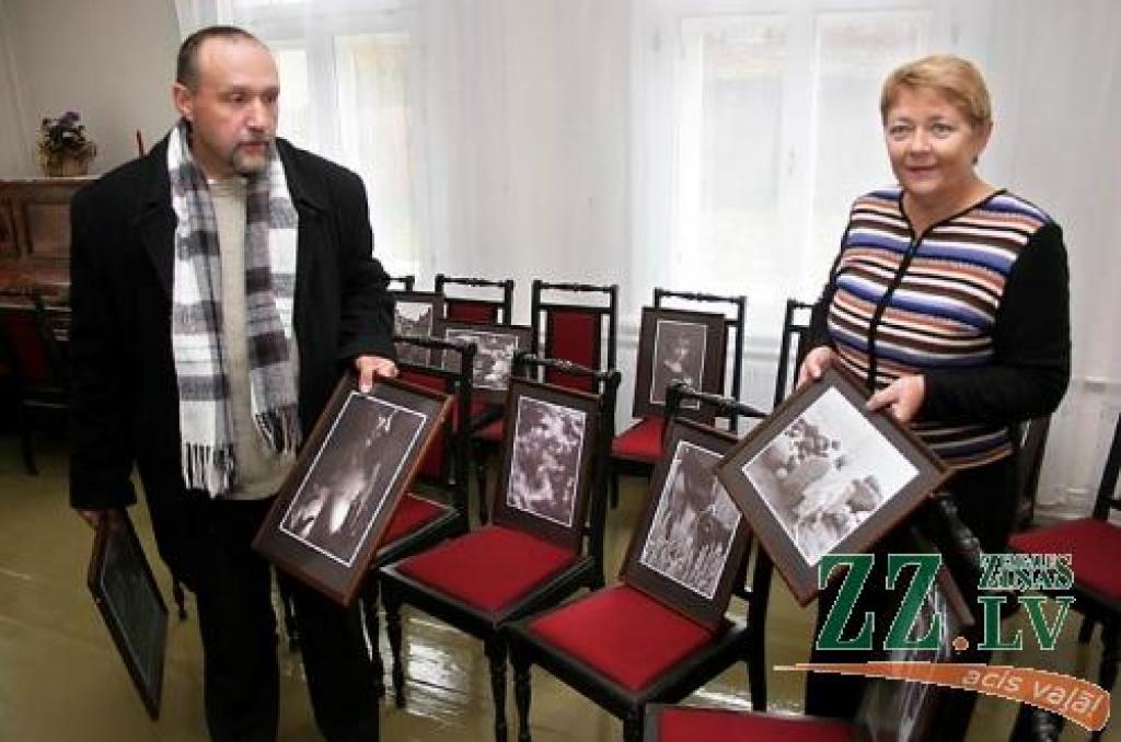 Ādolfa Alunāna memoriālās mājas vadītāja Maija Matisa un Juris Zēbergs izstāde iekārtošanas laikā.
Autors: Agris Samcovs.