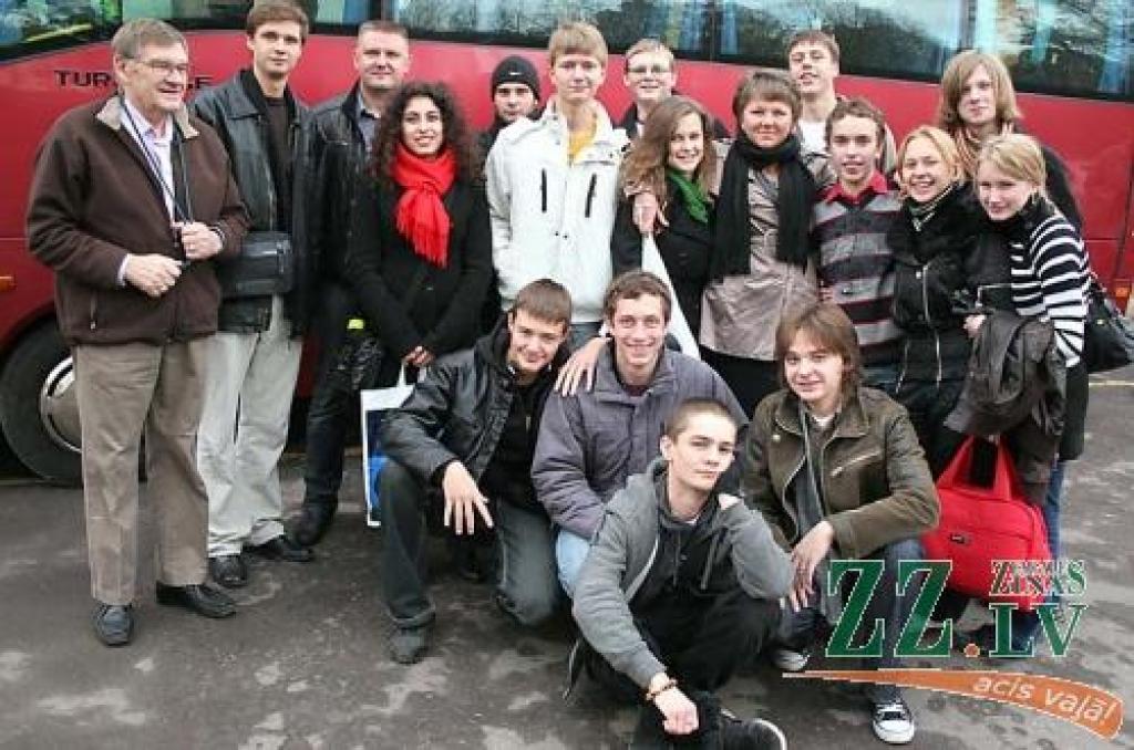 Ādolfa Alunāna Jelgavas teātra studijas «Čaika» dalībnieki pirms došanās ceļā.
Autors: Agris Samcovs. 