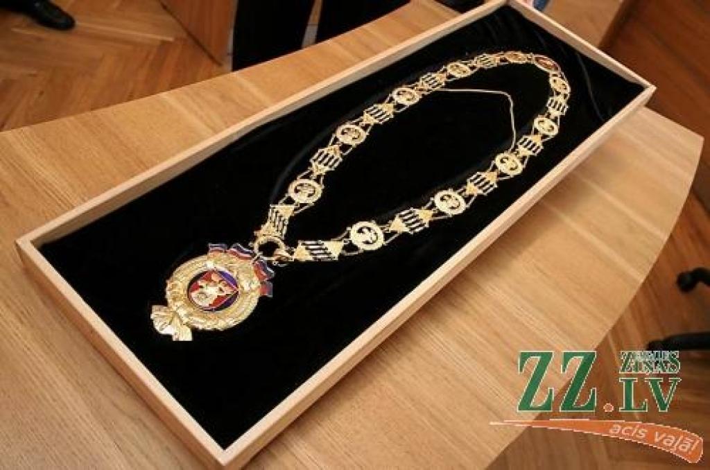 Svinīgās pieņemšanās turpmāk Jelgavas pilsētas mēra kaklu rotās 860 gramu smaga apzeltīta sudraba ķēde.
Autors: Agris Samcovs.