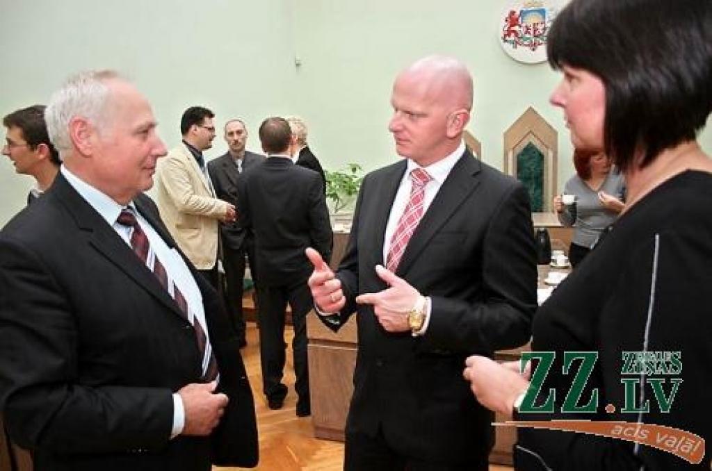 Jelgavas tiesas priekšsēdētājs Alberts Kokins (no kreisās), ministrs Gaidis Bērziņš un Zemgales apgabaltiesas priekšsēdētāja Inguna Preisa ir vienisprātis, ka Jelgava arī nākotnē saglabāsies kā nozīmīgs tiesu varas centrs.
Autors: Agris Samcovs.