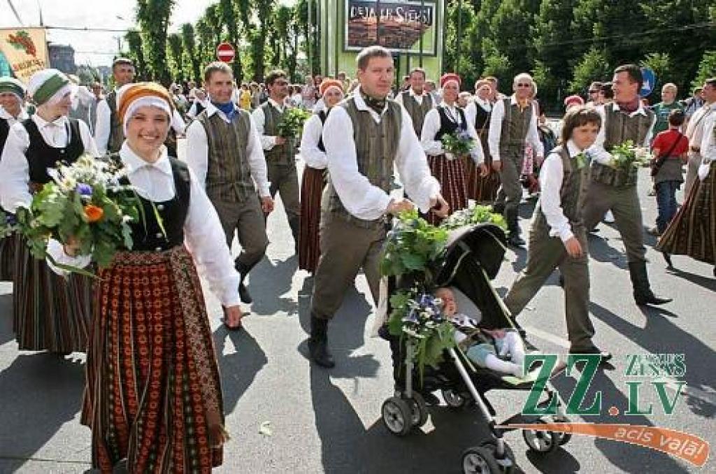 Deju kolektīvs «Zemgaļi» vasarā piedalījās Dziesmu un deju svētkos, bet šonedēļ ņems dalību Ginesa rekorda uzstādīšanā.
Autors: No «Ziņu» arhīva.