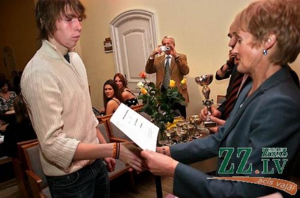 LLU 17.universiādes galveno trofeju par uzvaru kopvērtējumā saņēma Lauku inženieru fakultāte – aplausu pavadīts, tai pakaļ devās orientierists Atis Dandens.
Autors: Agris Samcovs.