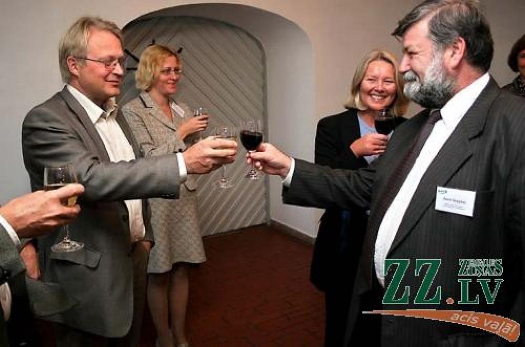 Tosts turpmākai sadarbībai - LLU rektors Juris Skujāns un Helsinku universitātes Veterinārmedicīnas fakultātes dekāns Anti Sukura (no kreisās). Līdzās J.Skujānam -  NOVA rektore no Zviedrijas Lauksaimniecības universitātes Lisa Senerbi Forse.
Autors: Agris Samcovs.