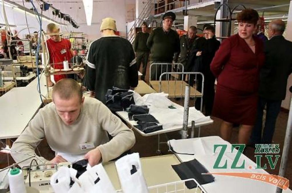 Šūšanas ražotnes tehnoloģe Svetlana Natarova atzīst, ka pēc pārcelšanās uz jauno vietu mazliet krities darba temps, taču tās ir pārvaramas grūtības.
Autors: Agris Samcovs. 