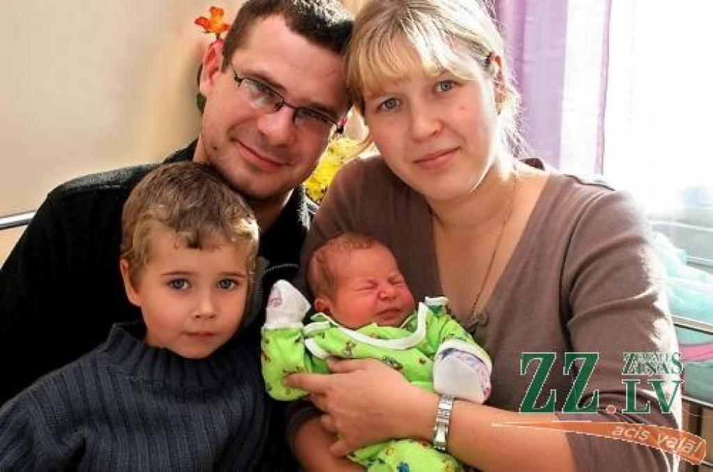 Jūlija un Andrejs Gusenkovi ar dēlu Danielu un jaundzimušo meitiņu Anastasiju.
Autors: Agris Samcovs.