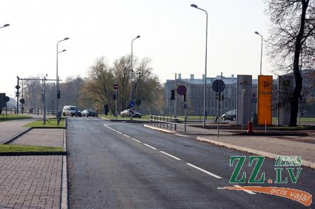 Satiksmi Brīvības bulvārī posmā no Rīgas ielas līdz Garozas ielai tiks atjaunota nākamās nedēļas sākumā, bet transporta līdzekļu kustību visā Brīvības bulvārī iecerēts atjaunot novembrī.
Autors: Krišjānis Grantiņš.