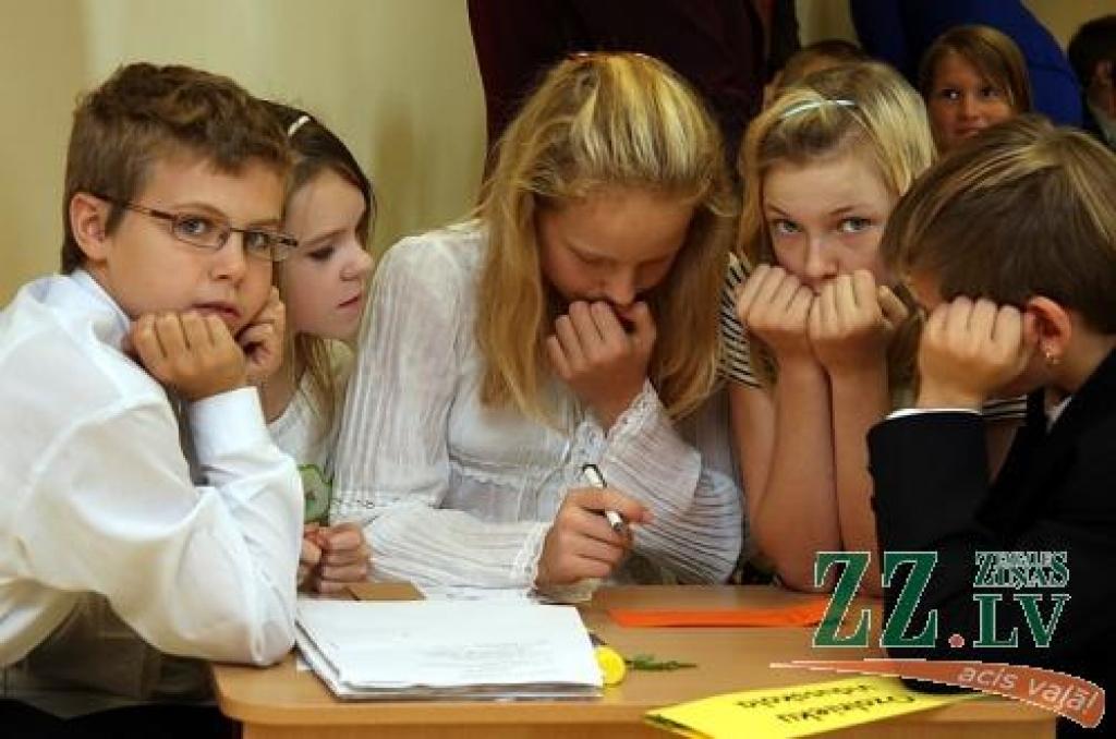 Erudītu konkursa «Es - Latvijas pilsonis» uzvarētāji - Ozolnieku vidusskolas komanda.
Autors: Krišjānis Grantiņš.