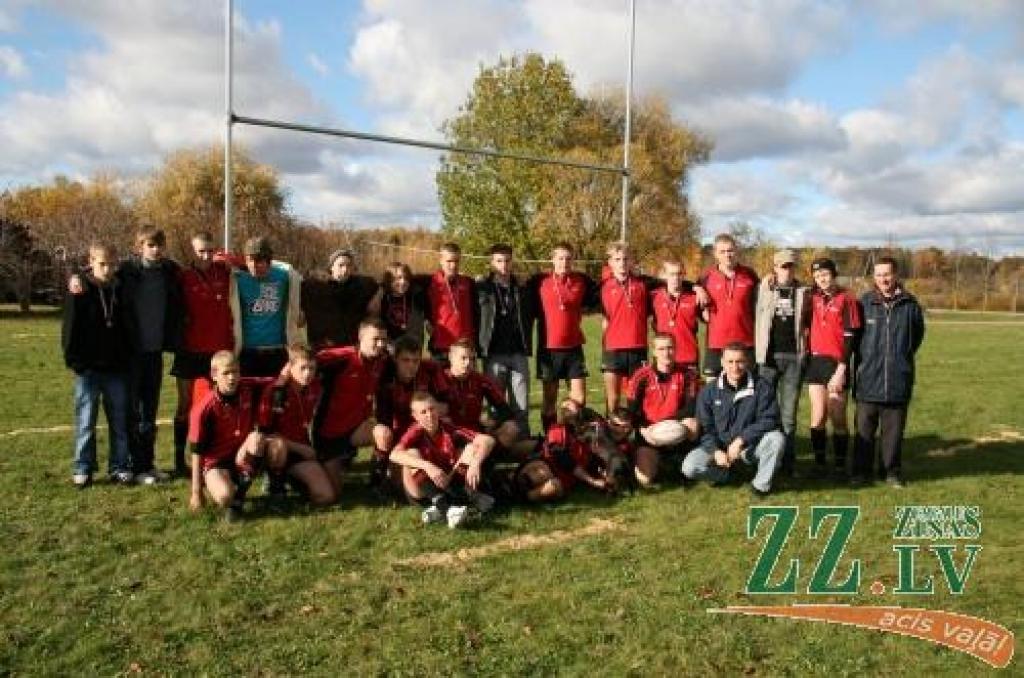 U17 komanda pēc spēles – ar medaļām un dažiem aktīvākajiem līdzjutējiem. Otrajā rindā no labās – treneris Igors Umeckis. 
Autors: No kluba «Jelgavas Aļņi» arhīva.