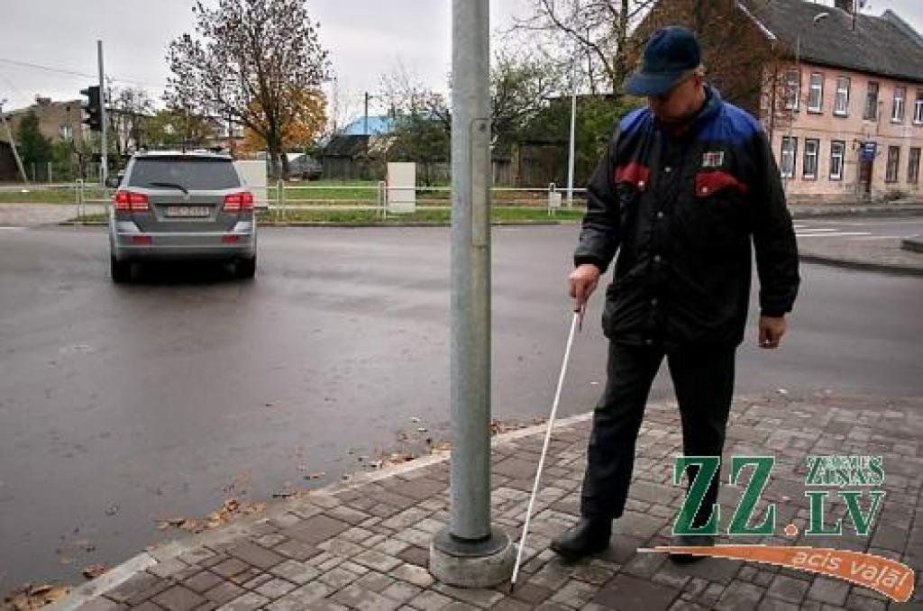 Pelēkā dienā, ejot pa pelēku bruģi gan redzes invalīdus, gan bērnus vai jebkuru domās iegrimušu gājēju apdraud pelēks laternas stabs, kas pēkšņi parādās ietves vidū. 
Autors: Agris Samcovs.