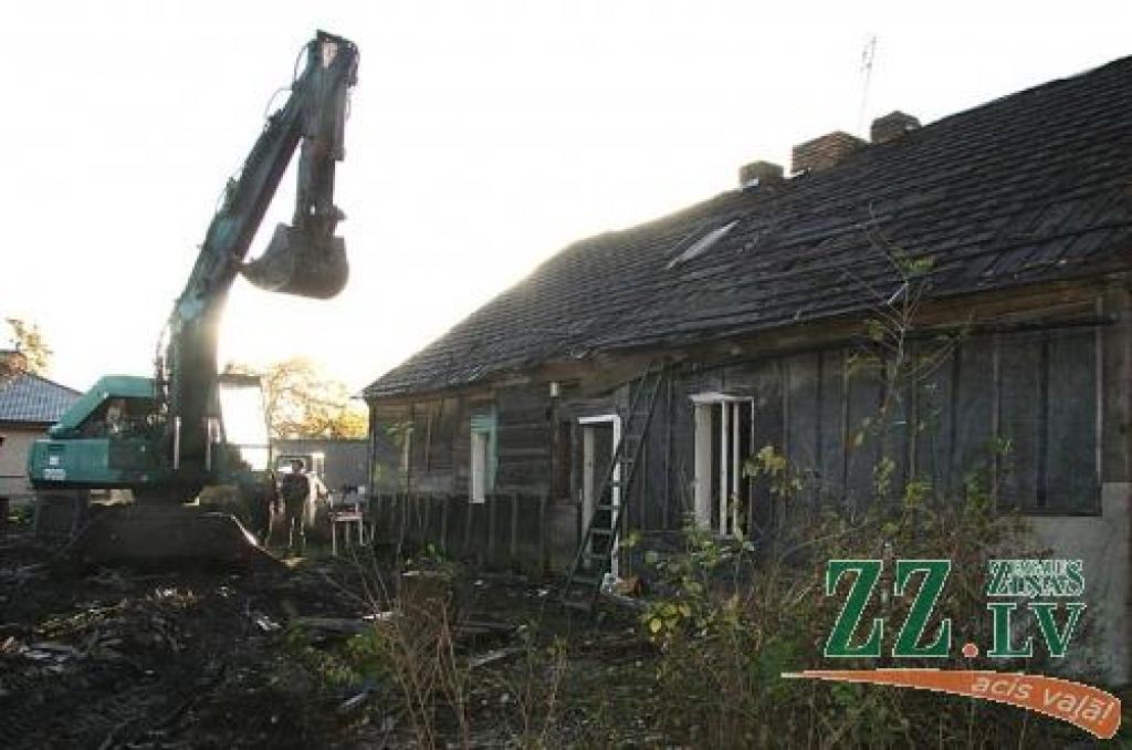 Darbus apgrūtina tas, ka šeit ir ļoti slapjš, būtībā mīcāmies pa dubļiem, taču darbu paveiksim, - sola Ventspils firmas «Stalkers K» darbinieks.
Autors: Inga Karlinska.