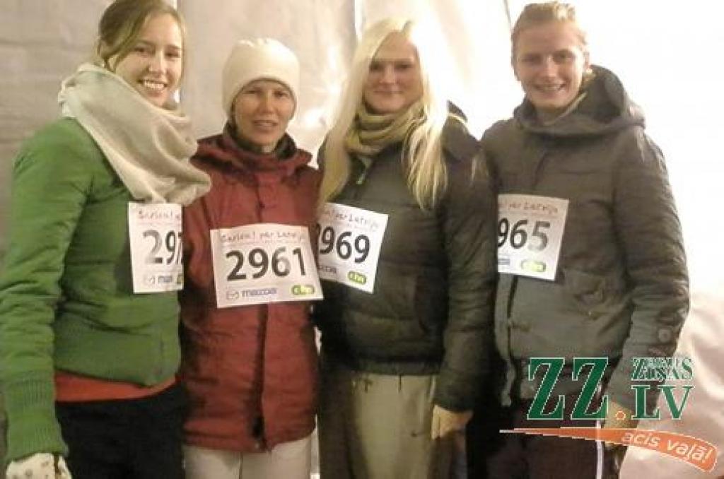 Skrējiena dalībnieces no Jelgavas un rajona - (No kreisās) Eva Dombrovska, Gunta Asme, Maija Ozoliņa, Lāsma Dzene. 
Autors: No Lāsmas Dzenes personīgā arhīva.