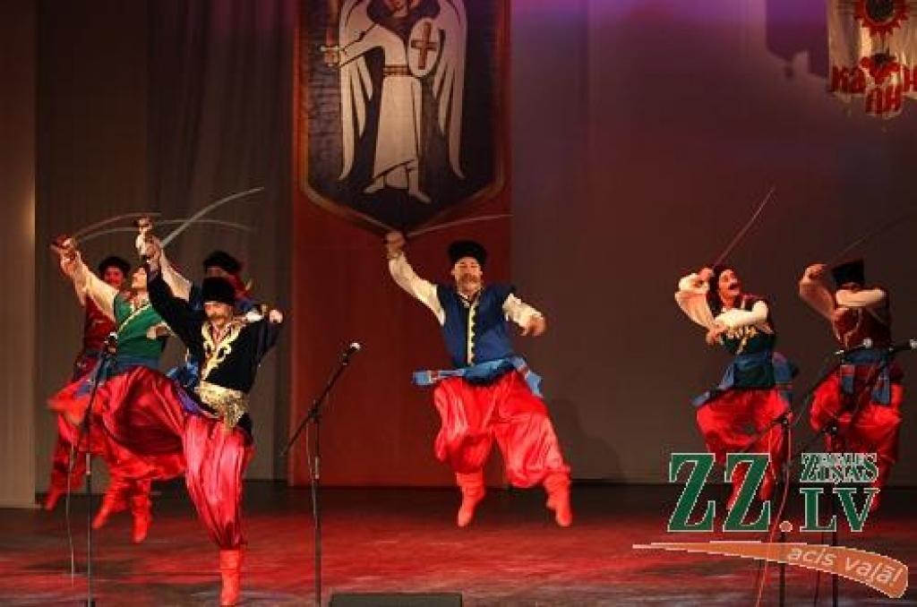 Ukrainas akadēmiskais etnogrāfiskais folkloras ansambļa «Kaļina» vīri izdejo zobenu cīņas.
Autors: Krišjānis Grantiņš.