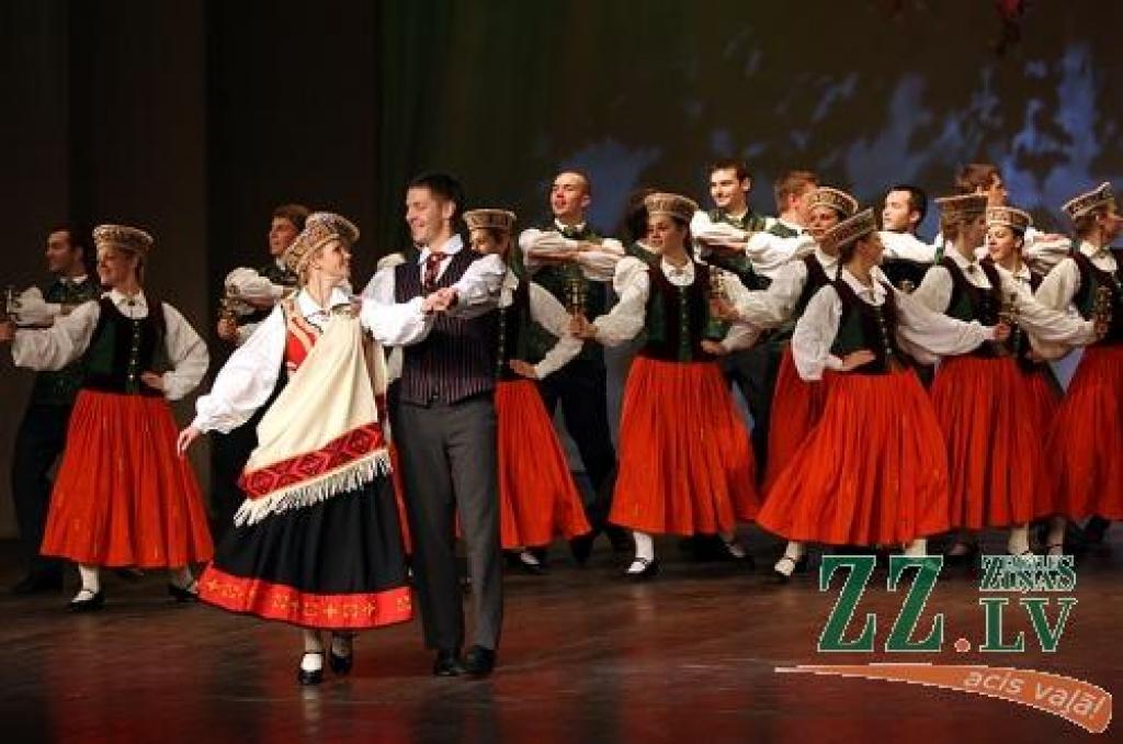 Spilgtajiem tērpiem plīvojot, «Diždancis» izdejo «Gatves deju».
Autors: Krišjānis Grantiņš.