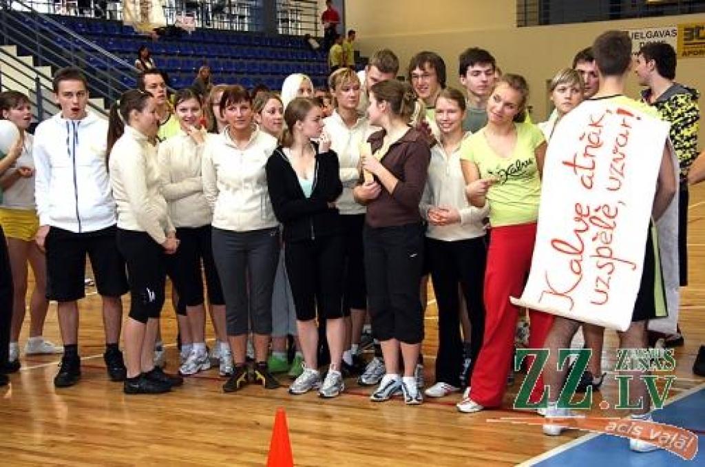 TDA «Kalve» bija sagādājusi sev uzmundrinošus plakātus, un - uzvara rokā!
Autors: Krišjānis Grantiņš.