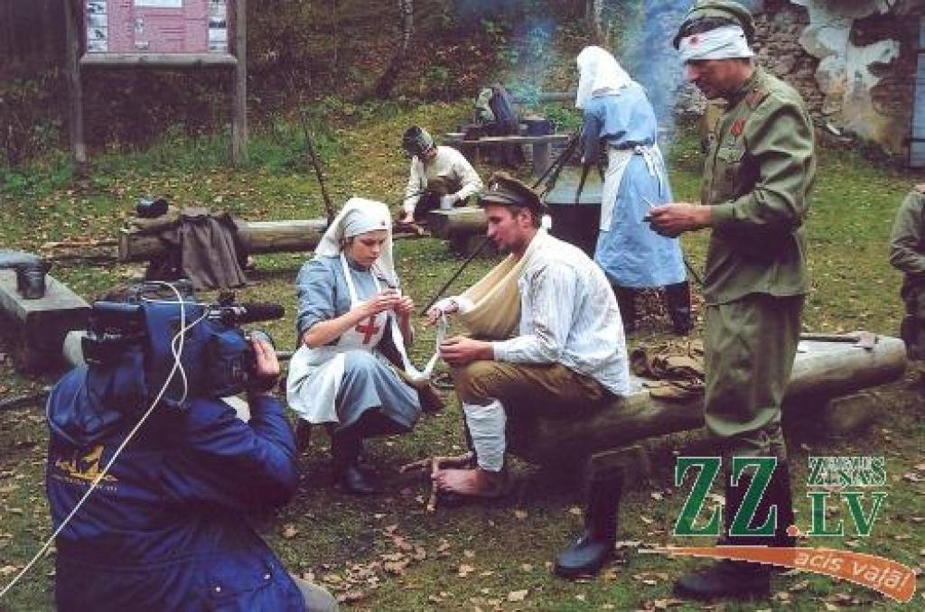 Filmēšanas moments – «ievainotā rokas pārsiešana»
Autors: No Raimonda Valtera un Jāņa Bērziņa arhīva.