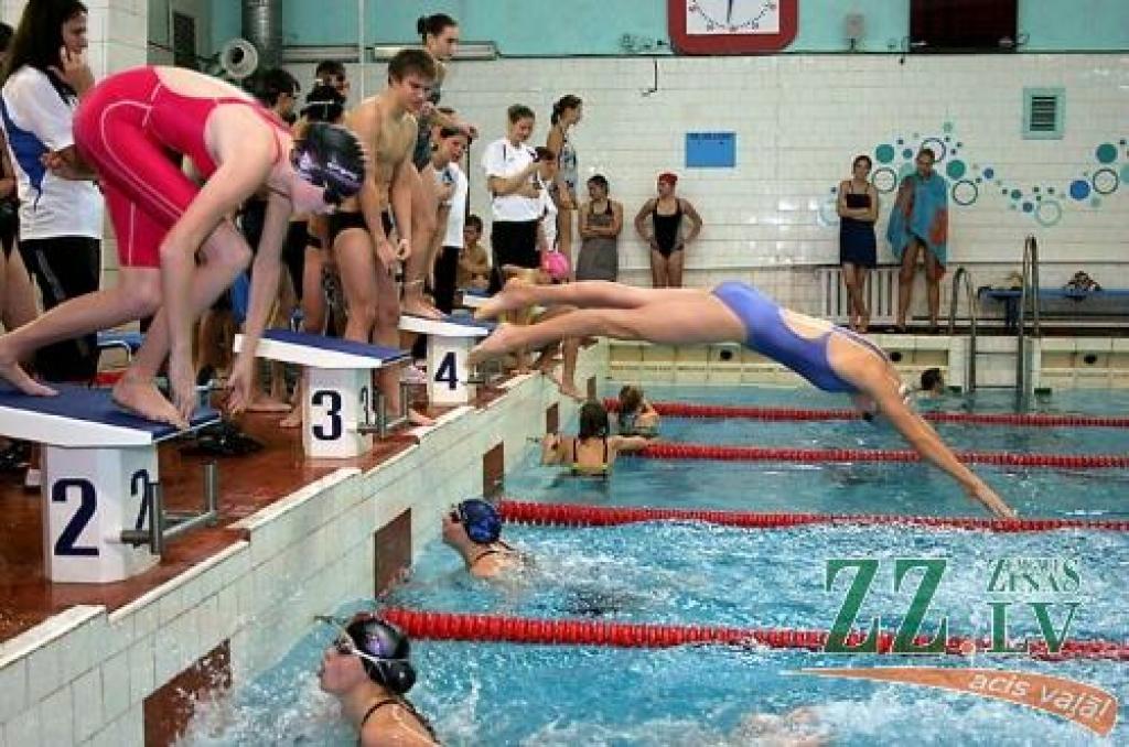 Startē vidējās vecuma grupas peldētāji.
Autors: Agris Samcovs.