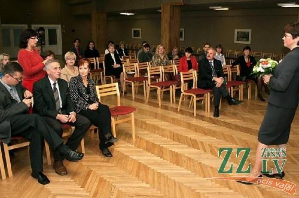 Izmantojot e-klasi, skolas administrācija uzreiz var redzēt katra audzēkņa kavējumus un sekmes un attiecīgi reaģēt, savukārt interaktīvo tāfeļu izmantošana no skolotājiem prasa ilgāku laiku, lai sagatavotos mācību stundai – par savu pieredzi ar tehnoloģijām īpašu uzdevumu ministrei elektroniskās pārvaldes lietās Signei Bāliņai (no labās) stāsta Spīdolas ģimnāzijas direktore Ilze Vilkārse.
Autors: Agris Samcovs.