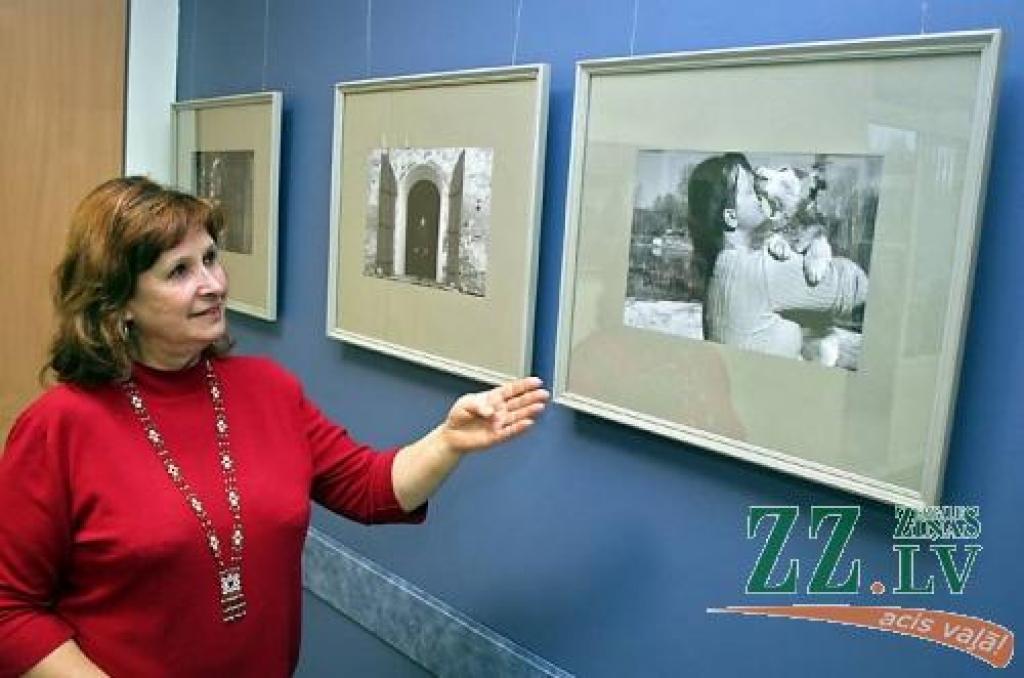 Skatoties Aivja Šmuldera «Melnbaltajos portretos», šķiet, ka autors fotogrāfijas kā agrāk kopējis no filmām, taču tie ir digitālie uzņēmumi. 
Autors: Agris Samcovs.