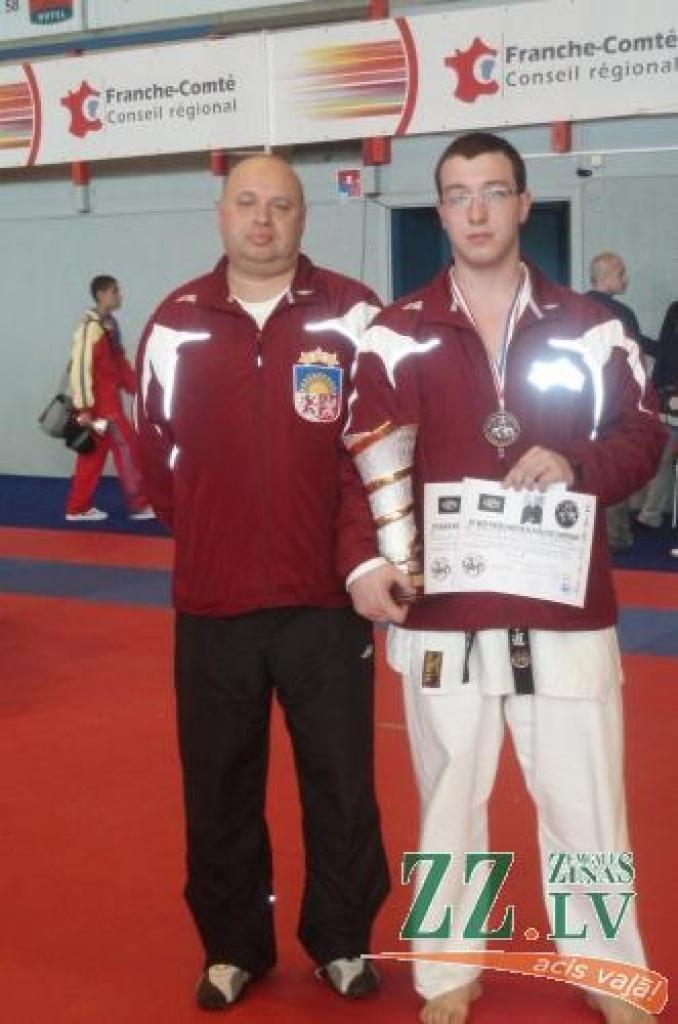 Pasaules čempions Sergejs Stasenko un trenreris Aleksejs Bistrovs.
Autors: No kluba «Shinri» arhīva.