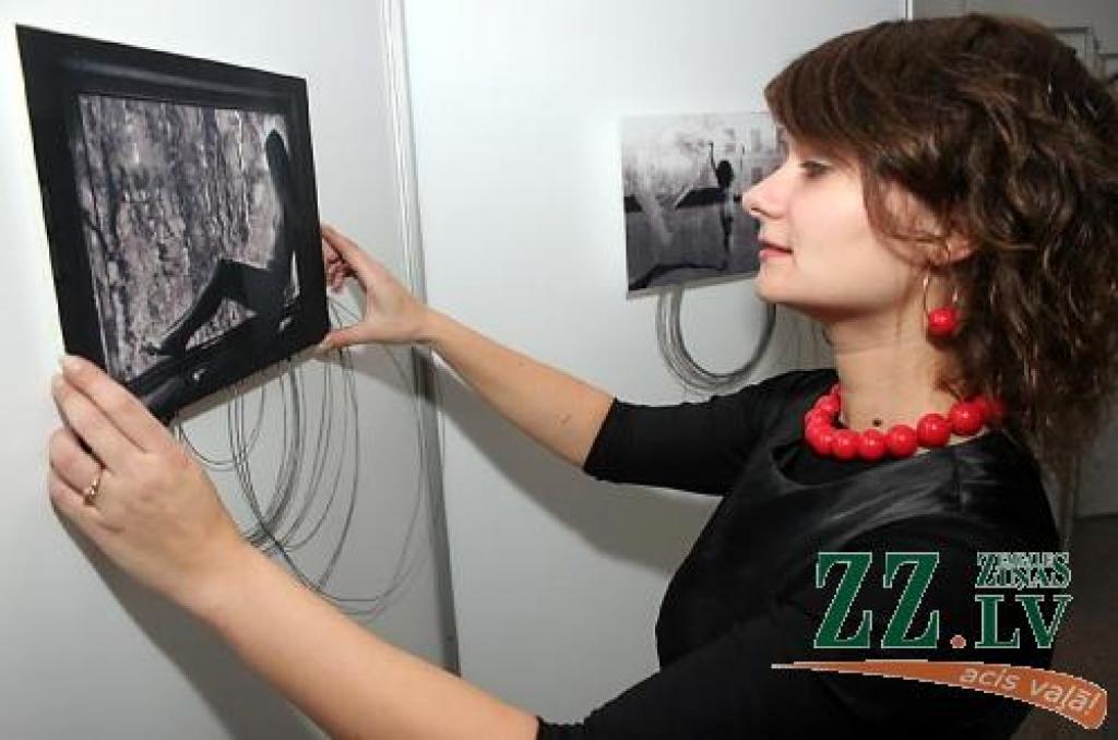 Kultūras koledžas studentei Aivai Rogai fotoizstādes «Putekļu diriģente» svinīgā atklāšana ir diplomdarbs.
Autors: Agris Samcovs. 