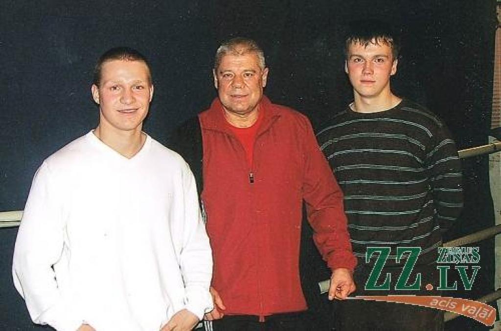 Treneris Aleksandrs Zahārovs kopā ar audzēkņiem Raiti Sinkeviču un Mārtiņu Gavaru.
Autors: No kluba «Madara» arhīva.