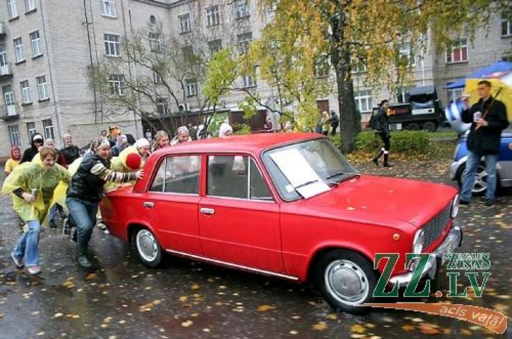 Pirmā kursa «eku» iesvētības.
Autors: Agris Samcovs.