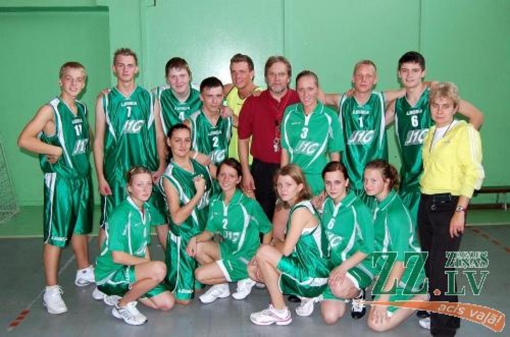 Stafešu uzvarētāju komanda ar sporta skolotājiem Santu Lorenci un Andri Luksu.
Autors: No 1.ģimnāzijas arhīva.