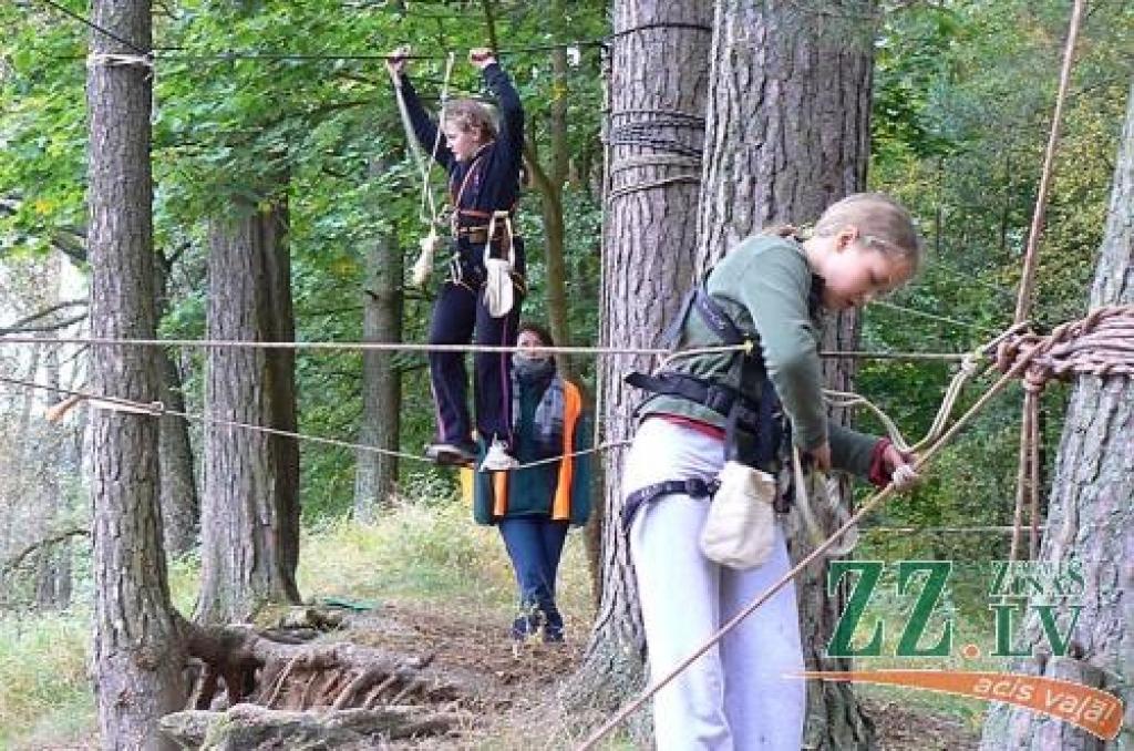 Sacensībās Alītā. Laura Hofmane gatavojas veikt nogāzi uz leju, Līga Pļavniece pārvar paralēlās virves.
Autors: No «Remosa» arhīva. 
