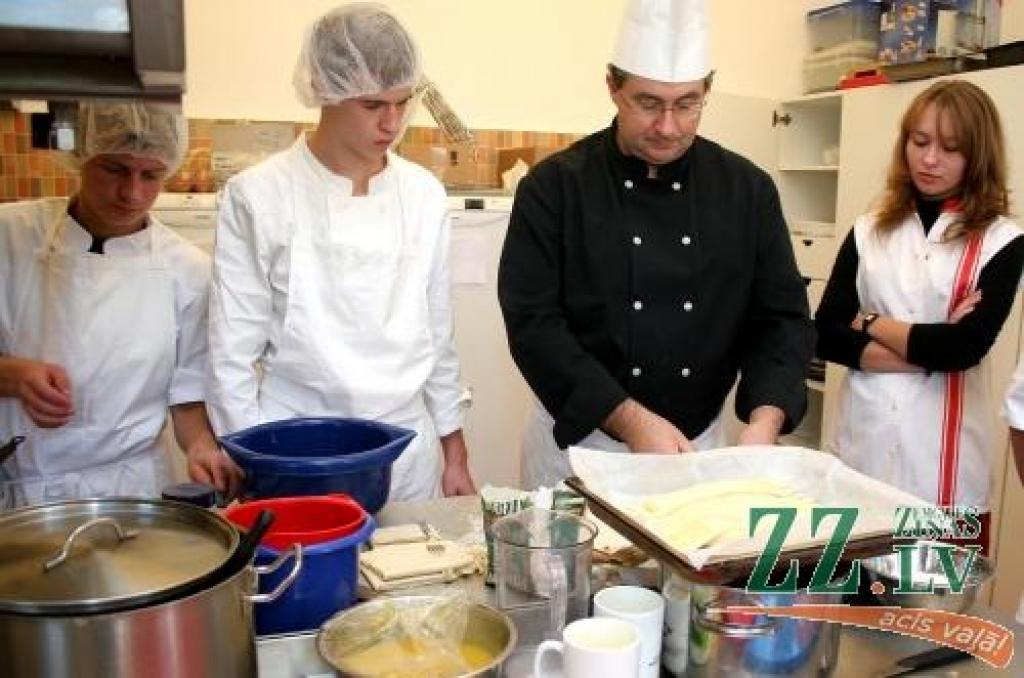 Prezidenta balles laikā paredzētajam konkursam Bruno Šaperona vadībā gatavojas Jelgavas Amatu vidusskolas audzēkņi.
Autors: Agris Samcovs.