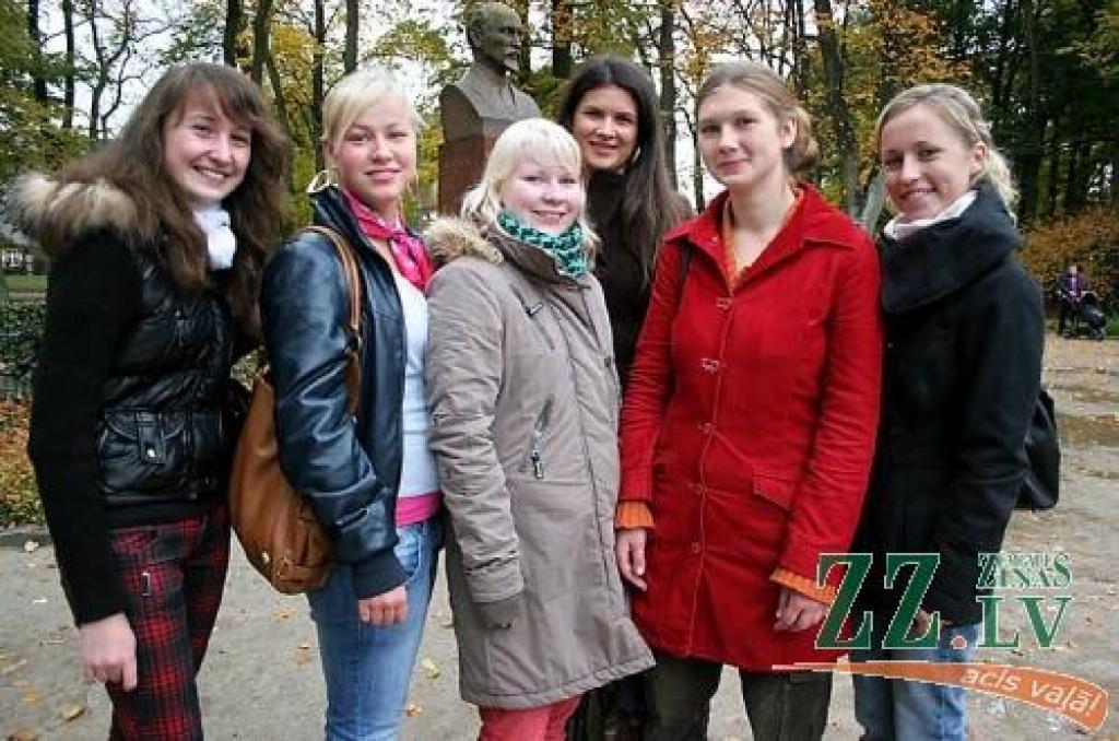 Brigita Janicka (no kreisās), Katrīna Peipiņa, Laura Lapiņa, Krista Lūsiņa, Inita Šalkovska un Kristiāna Bumbiere pie Raiņa krūšutēla. 
Autors: Agris Samcovs.