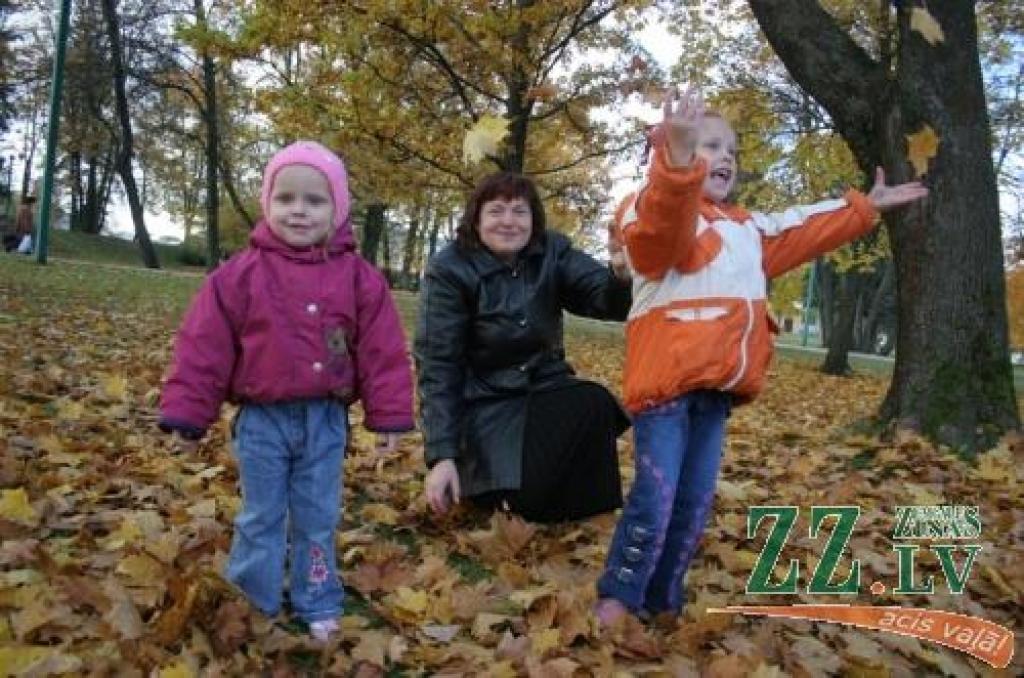 Kamēr trīs lielie Paulušenko ģimenes bērni skolā, mamma Santa ar jaunākajām atvasēm Signi un Santu devās uz Rīgu, lai saņemtu Amerikas latviešu apvienības stipendiju. Vairāk nekā divi tūkstoši latu tikšot izlietoti visu piecu atvašu izglītošanai un pilnveidošanai. 
Autors: Agris Samcovs.