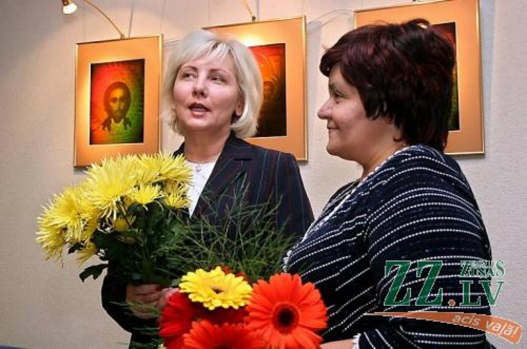 Jelgavas Ukraiņu kultūras centra «Džerelo» priekšsēdētāja Gaļina Jurčenoka (no labās) un Sabiedrības integrācijas biroja vadītāja Rita Vectirāne hologrammu izstādē «Skitu zelts». 
Autors: Agris Samcovs. 