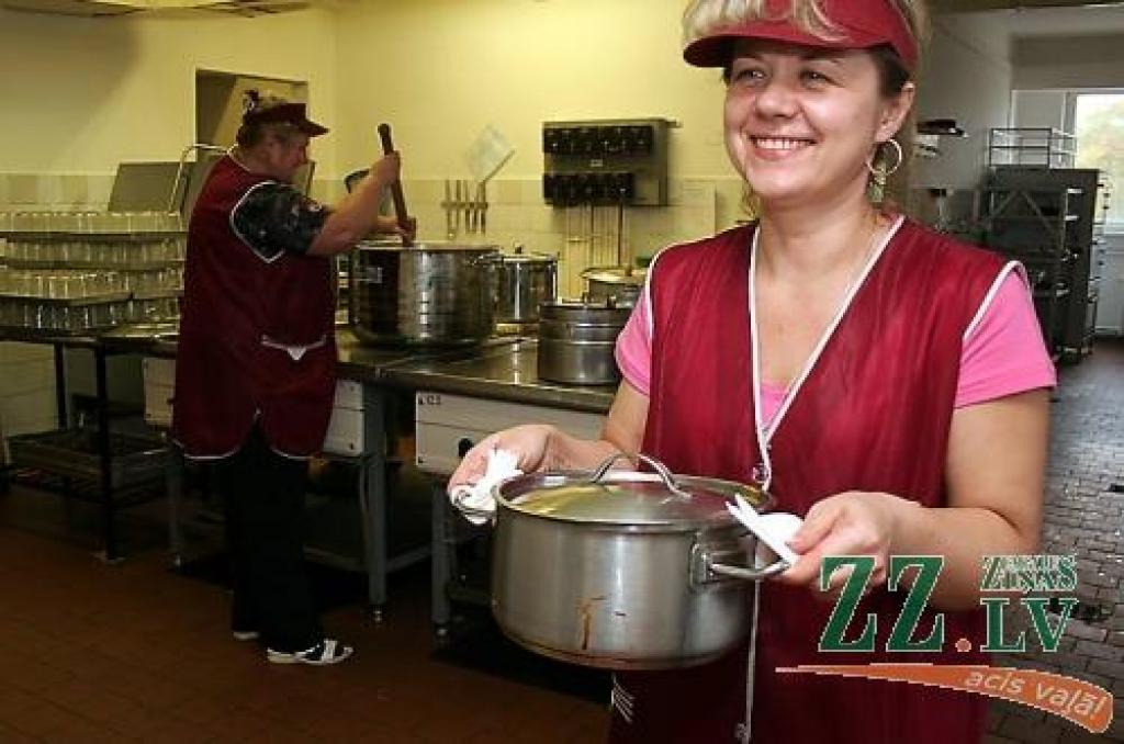 Atbilstoši higiēnas normām un citām prasībām – tā Pārtikas un veterinārā dienesta Jelgavas pārvaldes inspektori novērtējuši ēdināšanas bloku Jelgavas 4.pamatskolā. Tur nu jau astoto gadu firmas «Ambrozija» deviņas darbinieces Daigas Tiltiņas vadībā ikdienā nodrošina siltu maltīti pamatskolas 570 skolēniem.  
Autors: Agris Samcovs.