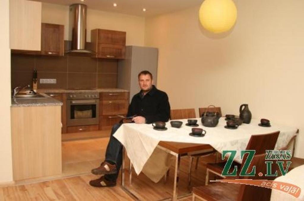 «Iecavkrastu» attīstītājfirmas SIA «Uzars» vadītājs Jānis Uzars stāsta, ka rezervēta jau ceturtā daļa piecstāvu nama divu un trīs istabu dzīvokļu.
Autors: Inga Karlinska.