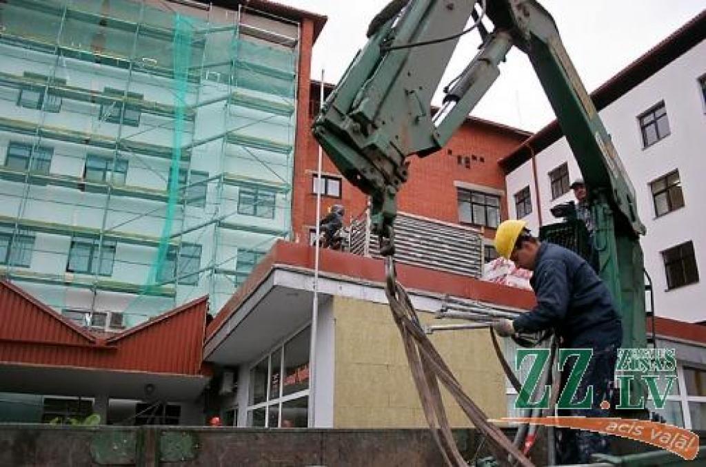 Pateicoties Jelgavas slimnīcas energoefektivitātes projektam, jau pērn iestādei nomainīts jumts, ielikti jauni logi, bet līdz decembrim tā būs nosiltināta un nokrāsota.
Autors: Agris Samcovs.