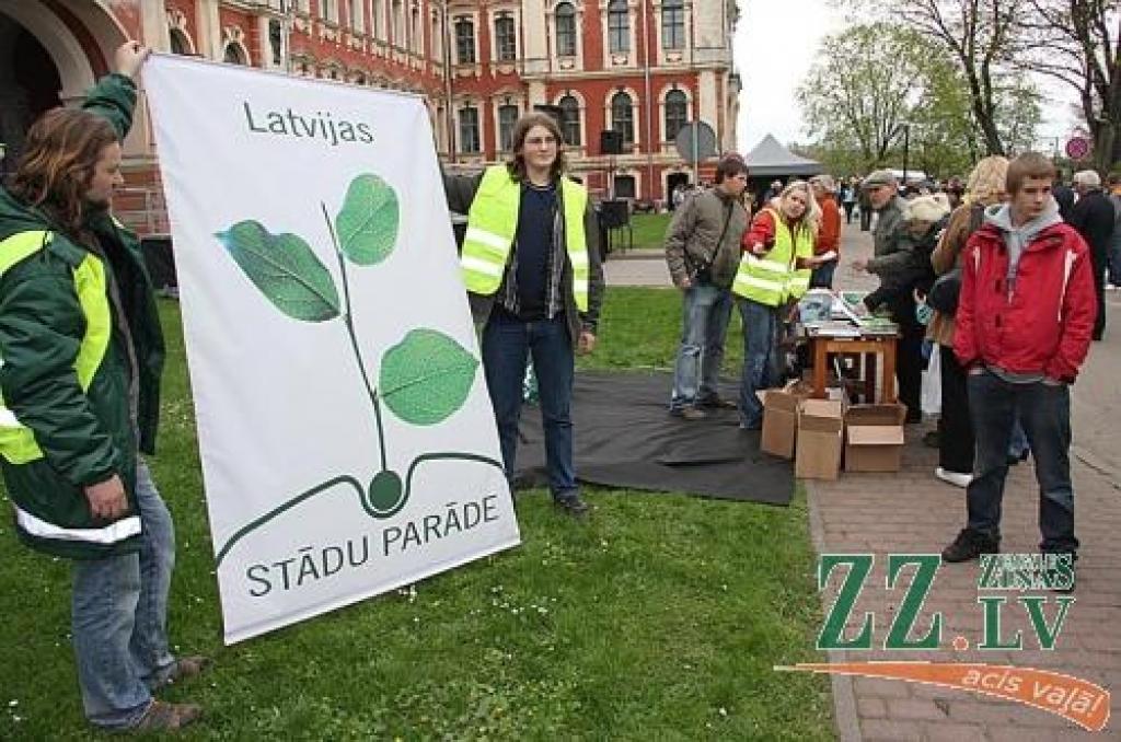 Šķiet, Stādu parādes laiki Jelgavā beigušies, neskatoties uz to, ka pagājušogad pasākums pulcējis gandrīz 50 tūkstošus (nevis «simtiem», kā uzskata pašvaldības izpilddirektora vietnieks) apmeklētāju.
Autors: No «Ziņu» arhīva.