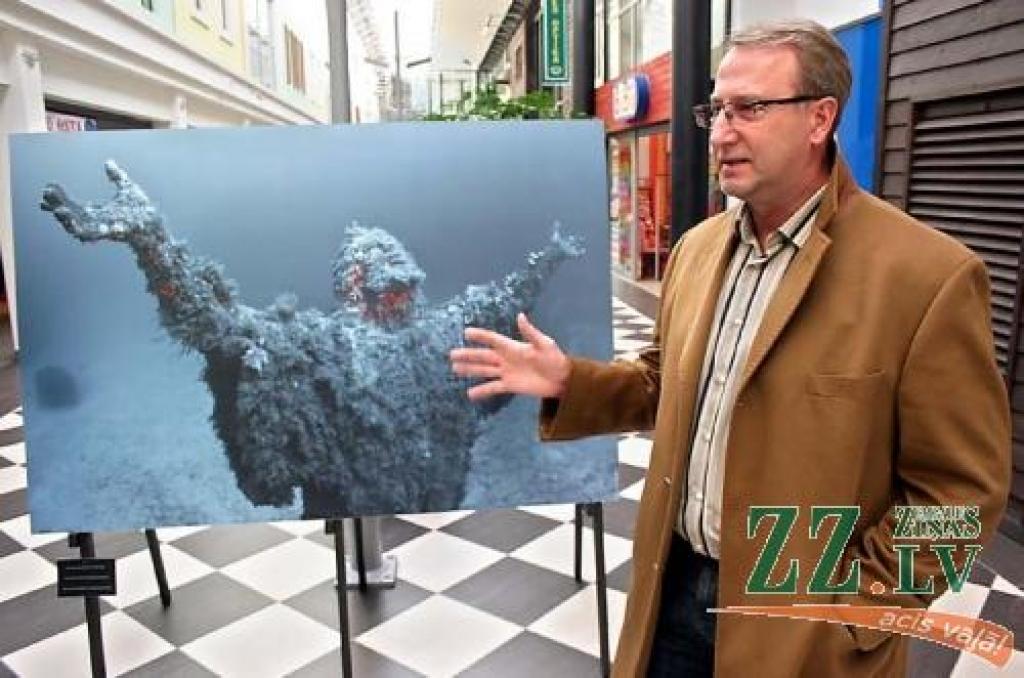 Aleksandrs Mariničevs stāsta klātesošajiem par zemūdens fotogrāfijas tapšanu.
Autors: Agris Samcovs.