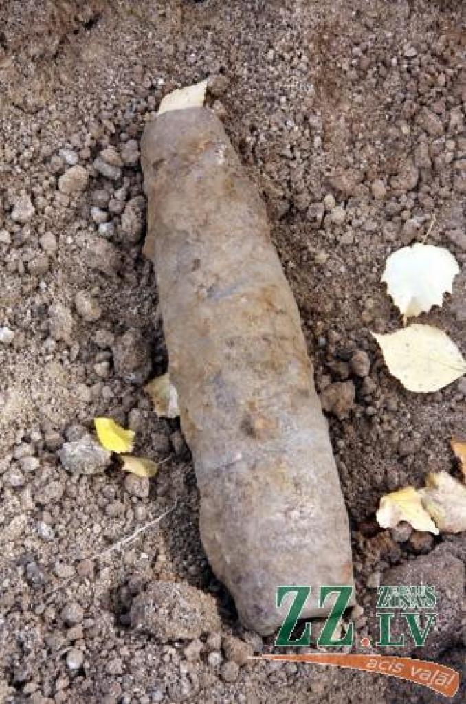 Dīķa malā, kur atradās šāviņš, Sesavas pamatskolas absolventiem bija tradīcija, ūdenī spoguļojoties, fotografēties kopīgai bildei.
Autors: Krišjānis Grantiņš.