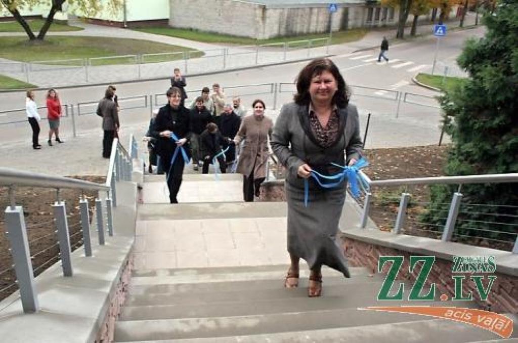 Pirmā jaunatklātās kāpnes simboliski izmēģināja Jelgavas Mākslas skolas direktore Anda Stankeviča. 
Autors: Agris Samcovs.