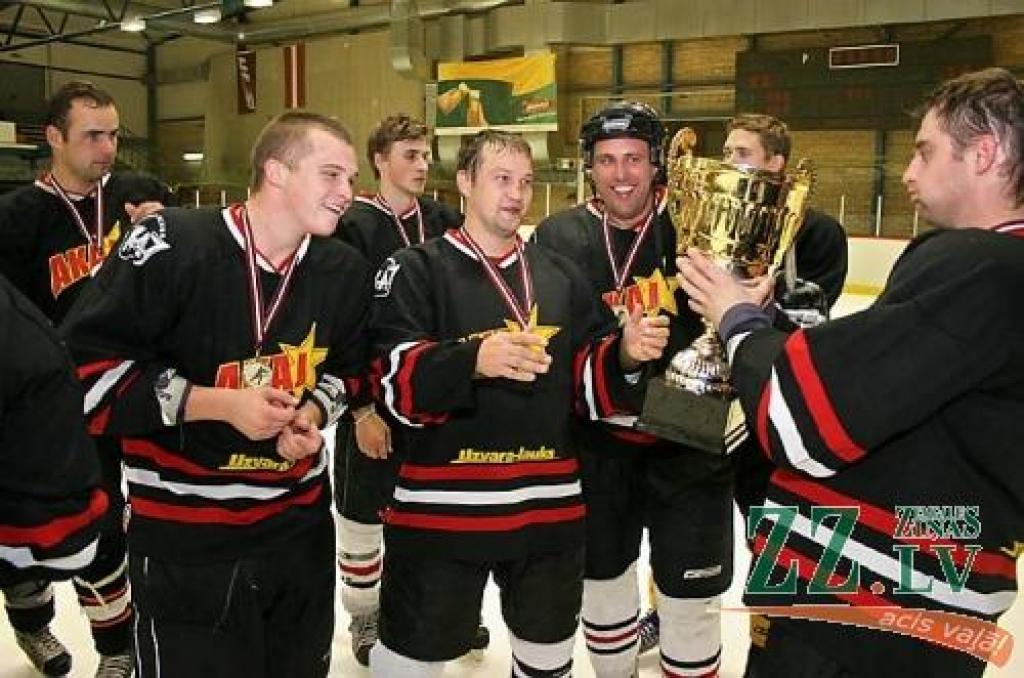 Hokeja sezonas ieskaņas turnīra «Zelta rudens 2008» galvenās trofejas - ceļojošā kausa - ieguvēji «Karāts». Šampanietis no izcīnītā kausa garšo sevišķi labi.
Autors: Agris Samcovs.