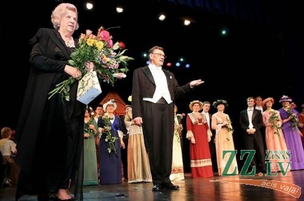 Koncertuzveduma «Sauciet veco Ādolfu!» noslēgumā Ā.Alunāna Jelgavas teātra direktors Arvīds Matisons visus aicina uz nelielu piemiņas brīdi pie teātra tēva pieminekļa.
Autors: Agris Samcovs.