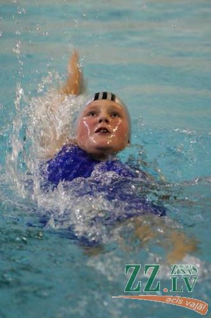 Četras distances sacensībās peldēja sporta skolas jaunā cerība, 1997.gadā dzimusī Vineta Mežaraupe. 200 metros uz muguras meitene sasniedza otrajai sporta klasei atbilstošu rezultātu.
Autors: Agris Samcovs.