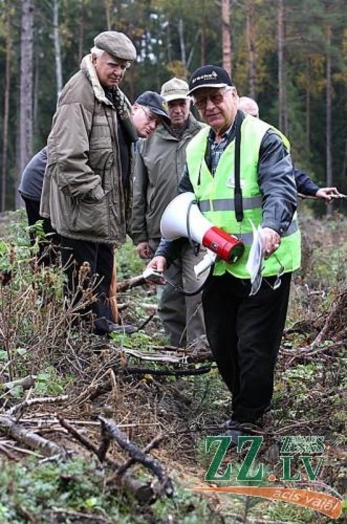 Latvijas Valsts mežzinātnes institūts «Silava» zinātnieks Valentīns Lazdāns daudzajiem interesentiem mežā pie Garozas demonstrē jauno meža izstrādes tehnoloģiju, kas ļautu iegūt papildu enerģiju no nozāģēto koku celmiem.
Autors: Krišjānis Grantiņš.